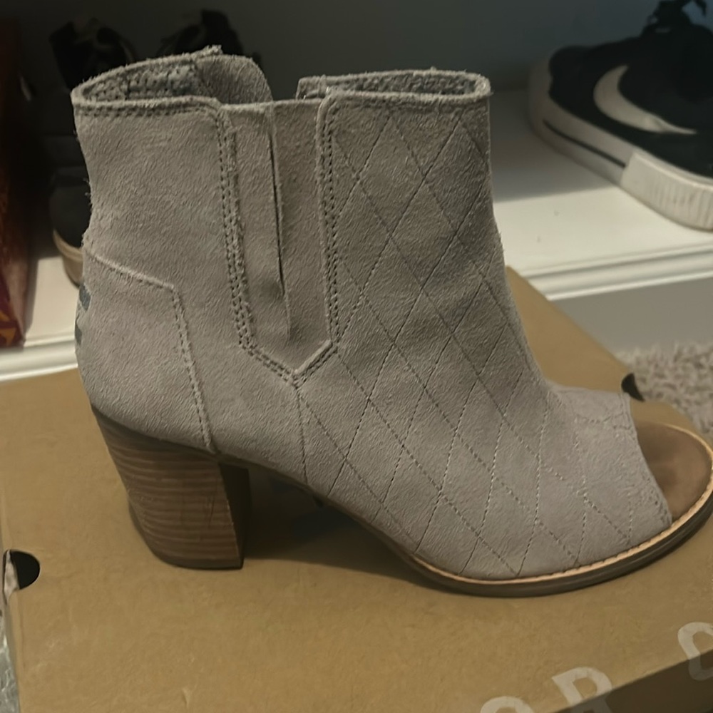 New in box never worn Toms suede peephole bootie